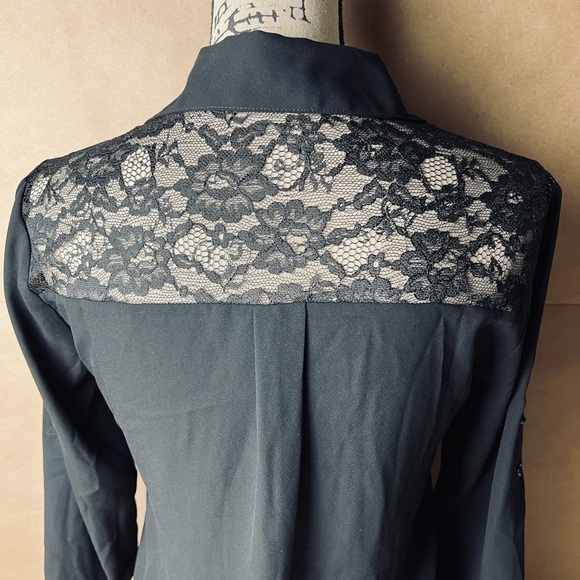 🛍Pre-Loved Express button up with Lacy shoulder area - Picture 6 of 14
